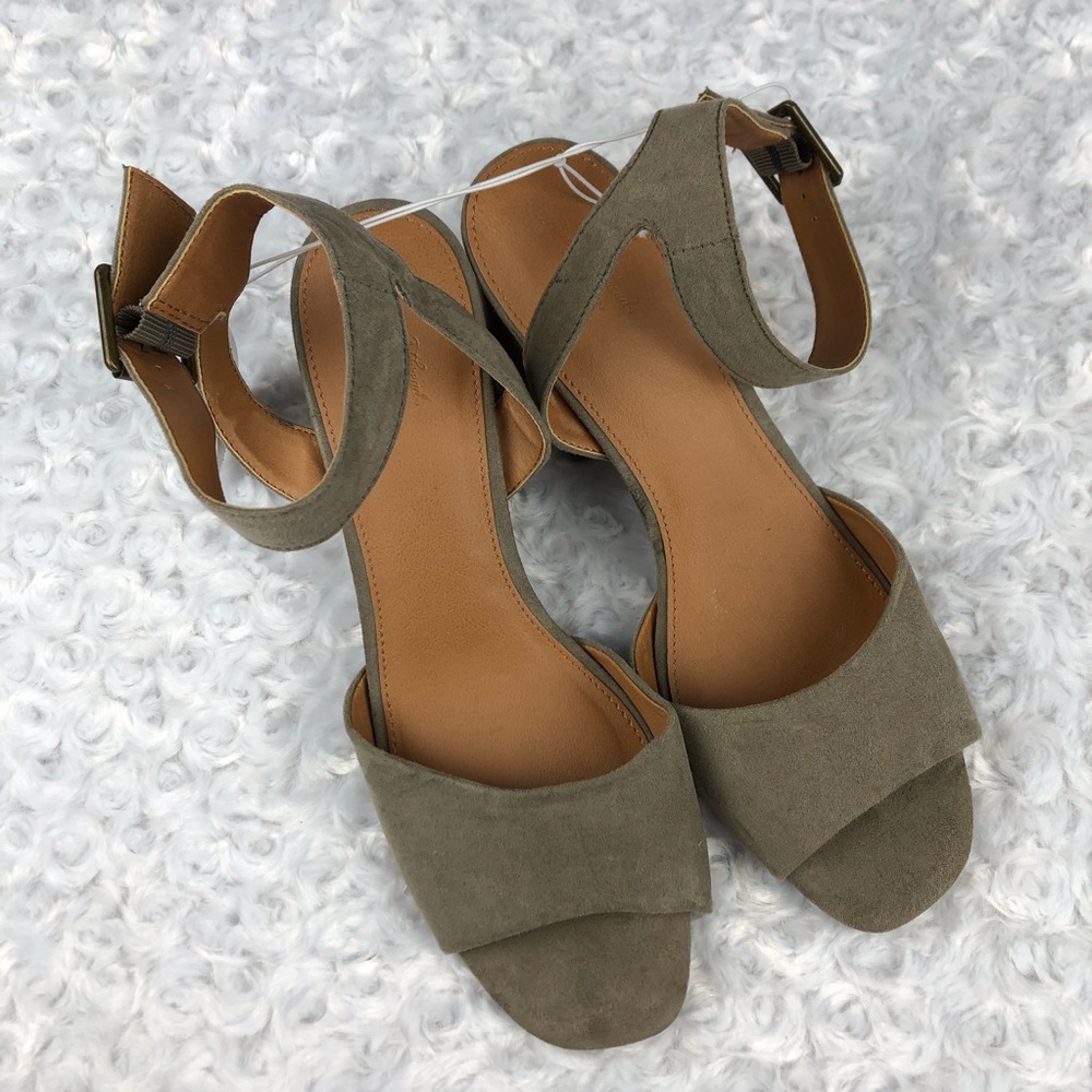 Universal Thread Megan Taupe Heeled Pumps Size 10